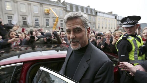 Hollywood actor George Clooney leaves Tiger Liley restaurant in Edinburgh, Scotland - Sputnik 日本
