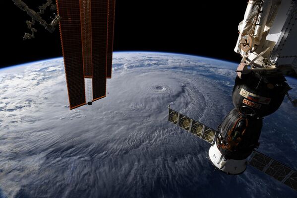宇宙から見たハワイに接近のハリケーン「レイン」 - Sputnik 日本
