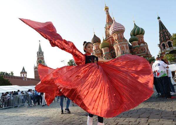メキシコのグループ「モニュメンタルバンド」の女性ダンサー。モスクワの赤の広場で開かれた第１１回スパスカヤ国際軍楽祭の開会式で - Sputnik 日本
