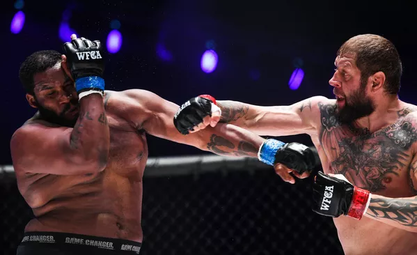 総合格闘技の大会「ワールド・ファイティング・チャンピオンシップ・アフマト50」で戦ったエメリヤーエンコ・アレキサンダーとトニー・ジョンソン 総合格闘技の大会「ワールド・ファイティング・チャンピオンシップ・アフマト50」で戦ったエメリヤーエンコ・アレキサンダーとトニー・ジョンソン - Sputnik 日本