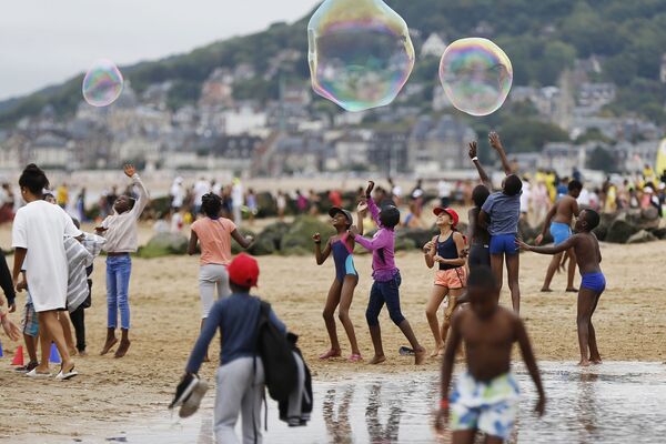 仏カブールのビーチで遊ぶ子どもたち。休暇旅行が金銭的に難しい家庭の子どもたちのため、仏非政府組織（ＮＧＯ）が企画したキャンペーン「 Forgotten by the Holidays」 - Sputnik 日本