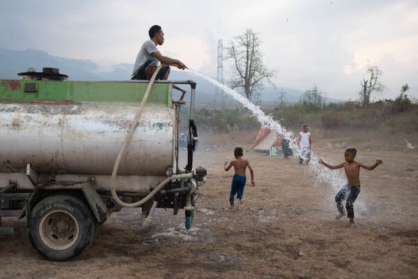 地元の子どもたちが水で遊ぶ。インドネシア・ロンボク島で起きた複数の強い地震のあとで - Sputnik 日本