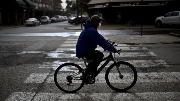 Мужчина в маске на велосипеде в Чили. Архивное фото - Sputnik 日本