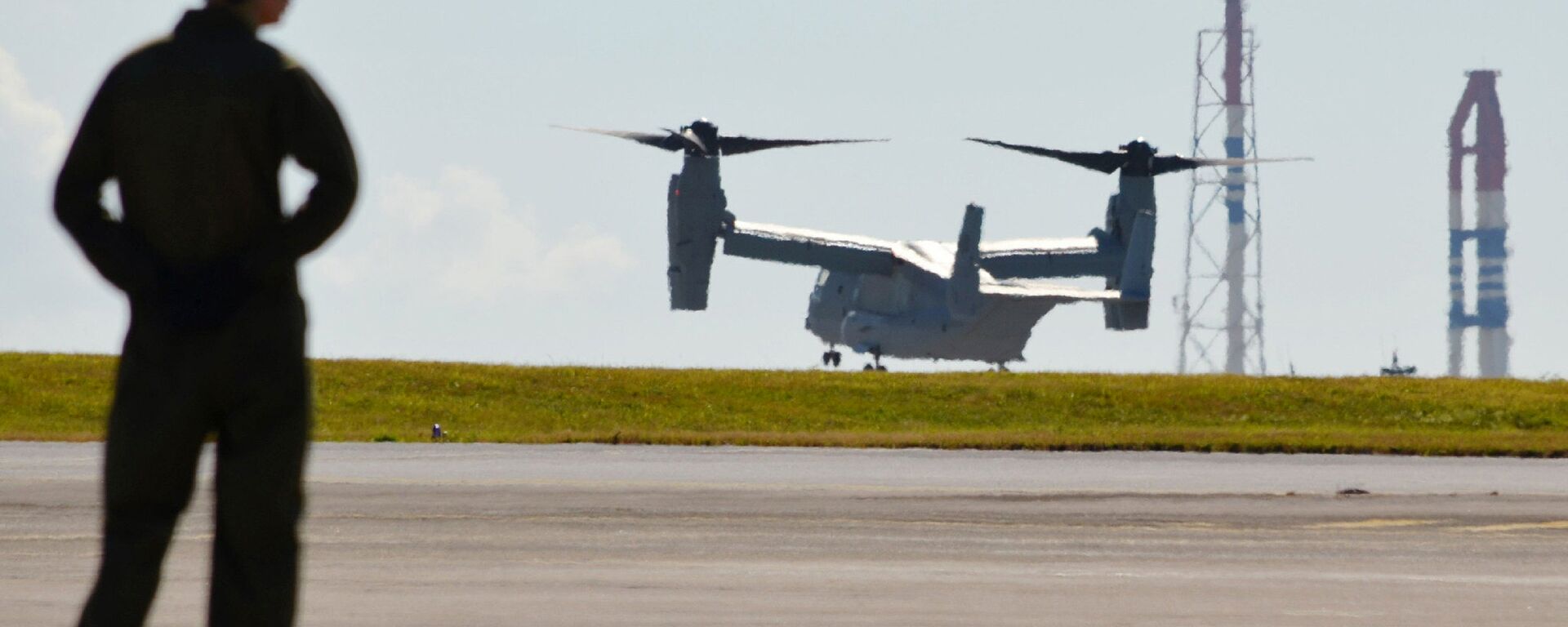One of two MV22 Osprey tilt-rotor transport aircrafts arrives at the Futenma Air Station in Okinawa Prefecture - Sputnik 日本, 1920, 24.11.2021
