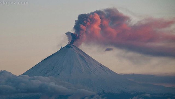 El volcán Kluchevskói en erupción - Sputnik 日本