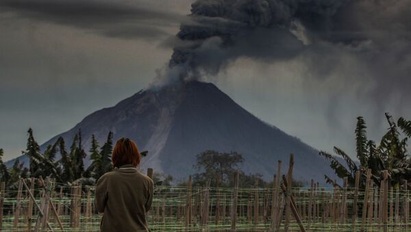 Mount Sinabung spews volcanic ash into the air during an eruption in Karo, North Sumatra, Indonesia - Sputnik 日本