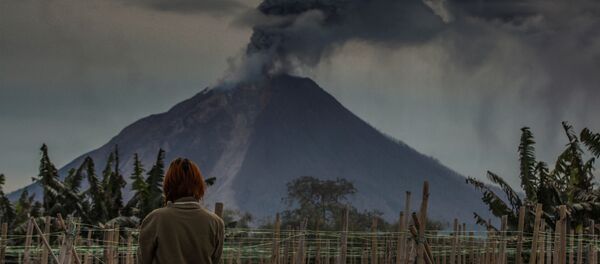 Mount Sinabung spews volcanic ash into the air during an eruption in Karo, North Sumatra, Indonesia Mount Sinabung spews volcanic ash into the air during an eruption in Karo, North Sumatra, Indonesia - Sputnik 日本