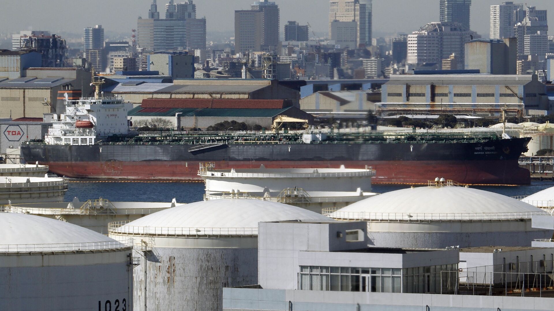 Нефтеналивной танкер возле нефтеперерабатывающих заводов в Кавасаки, Япония - Sputnik 日本, 1920, 21.03.2022