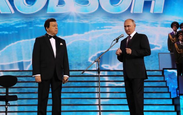 プーチン大統領はイオシフ・コブゾンの記念日コンサートの時 - Sputnik 日本