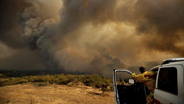 Начальник калифорнийской пожарной части координирует тушение лесных пожаров с вертолетов в районе Лейкпорта, США - Sputnik 日本