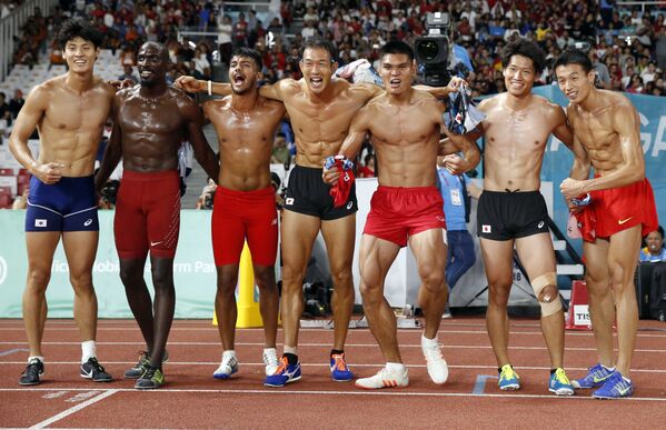 インドネシア・ジャカルタで行われたアジア大会・男子十種競技１５００メートルのレースを終えた出場選手たち - Sputnik 日本