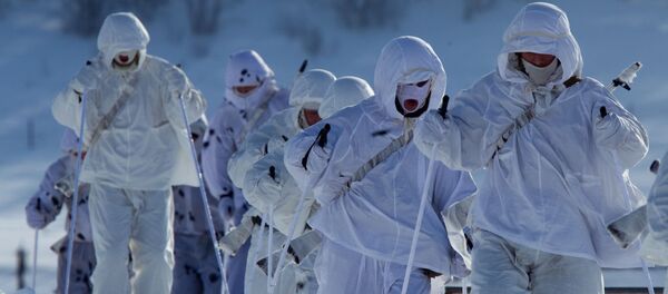Военнослужащие 61-го отдельного полка морской пехоты Северного флота во время марш-броска - Sputnik 日本