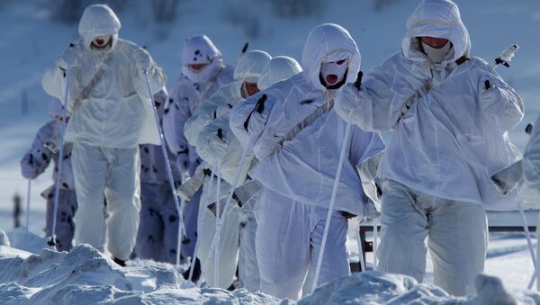 Военнослужащие 61-го отдельного полка морской пехоты Северного флота во время марш-броска - Sputnik 日本