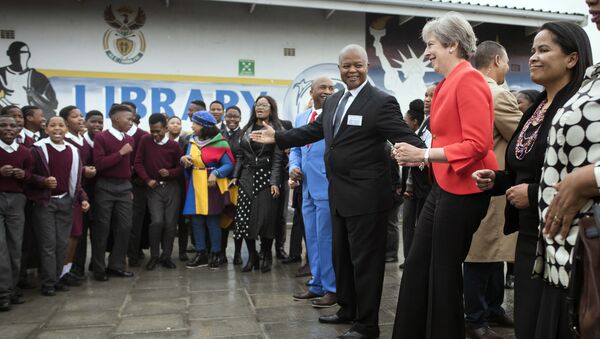 Премьер-министр Великобритании Тереза Мэй танцует со школьниками во время визита в среднюю школу ID Mkhize в Гугулету близ Кейптауна, Южная Африка - Sputnik 日本