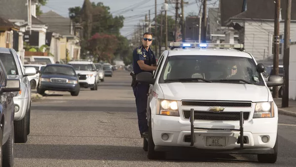 State police officers search a neighborhood for Travis Boys, suspected of killing New Orleans police officer Daryle Holloway, in New Orleans - Sputnik 日本