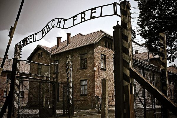アウシュビッツ収容所の門には、ドイツ語で「働けば自由になる」の文字 - Sputnik 日本