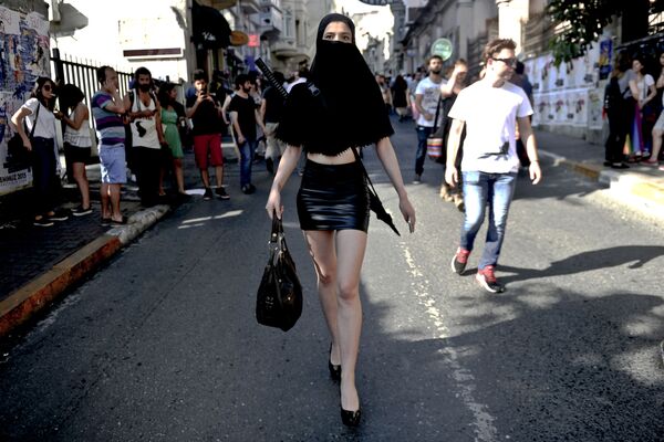 イスタンブールのゲイ・パレード、警察から離れようとする女性 - Sputnik 日本