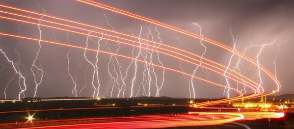 稲妻が深夜の空を照らす、７月１日、カリフォルニア州ダゲット空港。 - Sputnik 日本