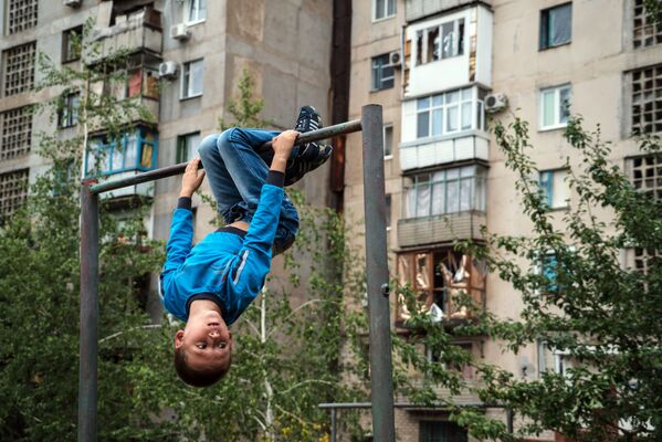 鉄棒で遊ぶこども、ウクライナ、ドネツク州ゴルロフカ市。 - Sputnik 日本