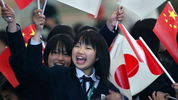 中学生日本国旗と中国国旗を持っています - Sputnik 日本