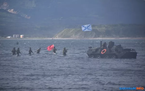 クナシリ島では式典後、北部クリル列島シュムシュ島占領の際に行われたソ連海兵隊上陸の歴史的な再現が披露された。 - Sputnik 日本