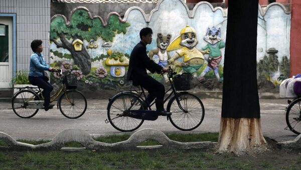 Катающиеся на велосипедах в северокорейском городе Вонсан - Sputnik 日本