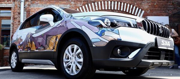 モスクワで4日、ロシア人アーティスト、アナトーリー・アクエ（Anatoly Akue）とのコラボレーションでつくられたスズキ SX4の特別仕様車のプレゼンテーションが開かれた。 - Sputnik 日本