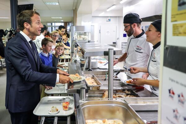 仏のエマニュエル・マクロン大統領がラヴェル市の学校食堂で昼食 - Sputnik 日本