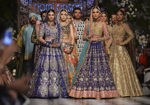 伝統衣装ファッションウィークに出演するモデル、パキスタン北部、ラホール市 - Sputnik 日本