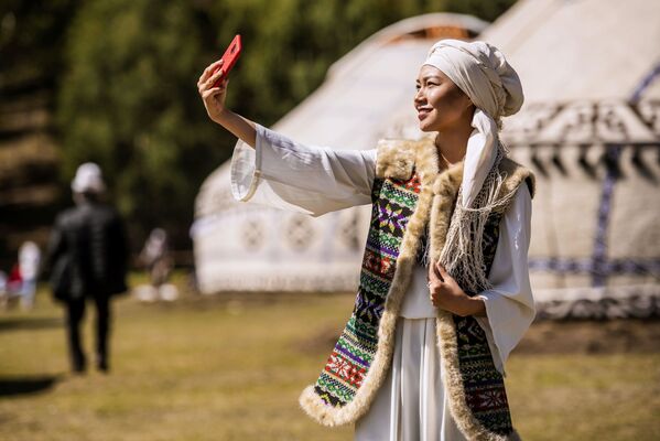 キルギスの民族衣装を纏った少女 - Sputnik 日本
