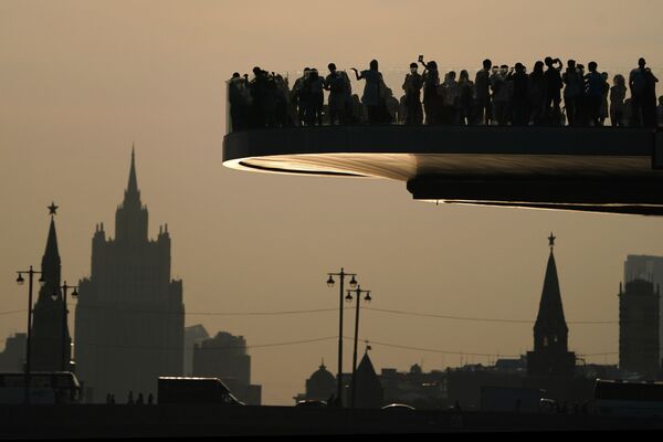 モスクワのザリャジエ公園でくつろぐ人々 - Sputnik 日本