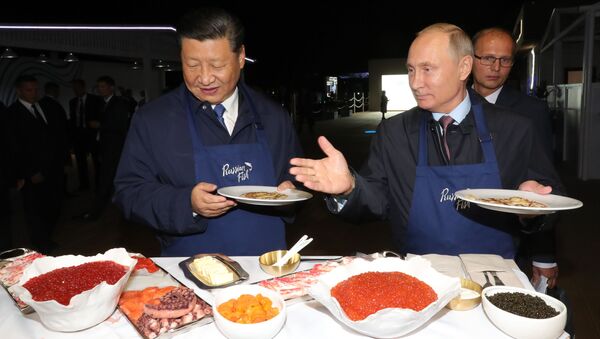 Председатель КНР Си Цзиньпин и президент РФ Владимир Путин во время посещения выставки в рамках ВЭФ во Владивостоке - Sputnik 日本