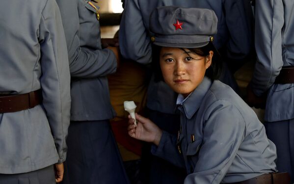 動物園を訪れた軍の女性がアイスクリームを食べる - Sputnik 日本