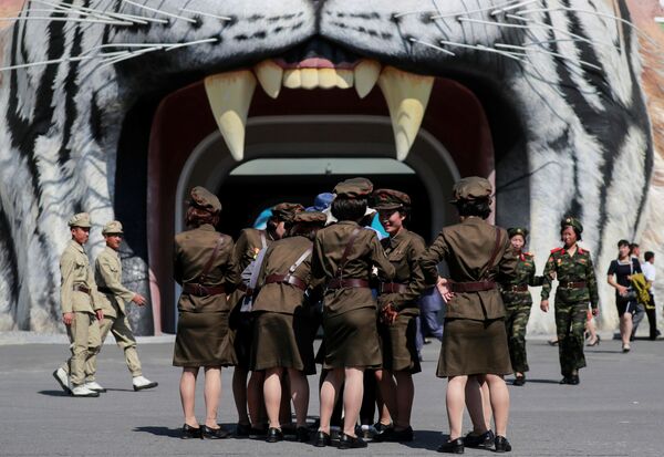 動物園入口前に立つ女性軍人 - Sputnik 日本