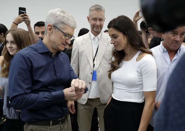 Apple Watchの新モデルを見るアップル最高経営責任者のティム・クック氏とサッカー選手のアレックス・モーガン氏 - Sputnik 日本