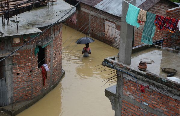 水が溢れた通りを歩く男性、インド、シリグリ市 - Sputnik 日本
