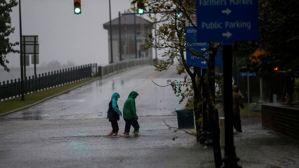 Люди на улице во время подтопления, вызванного ураганом Флоренс в городе Нью-Берн, США - Sputnik 日本