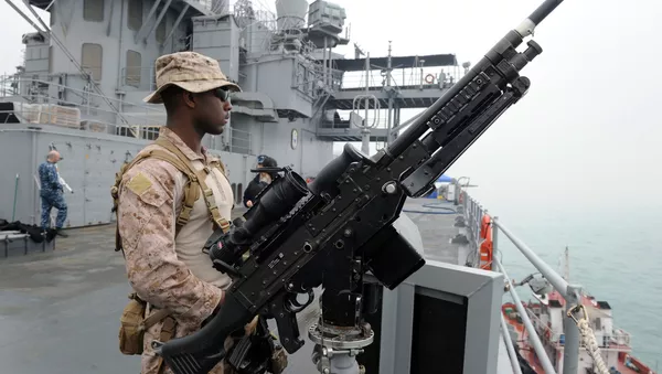Морпех на палубе американского командного корабля USS Blue Ridge (LCC-19)