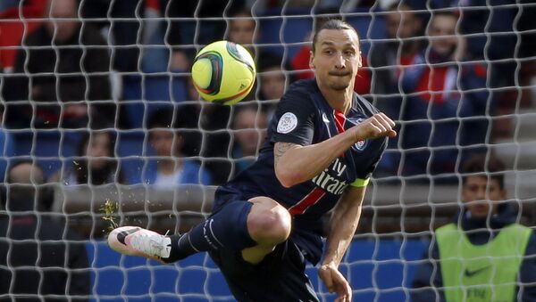 PSG's Zlatan Ibrahimovic, left, controls the ball during their French League One soccer match between PSG and Caen at the Parc des Princes stadium in Paris, France, Saturday, April 16, 2016 - Sputnik 日本