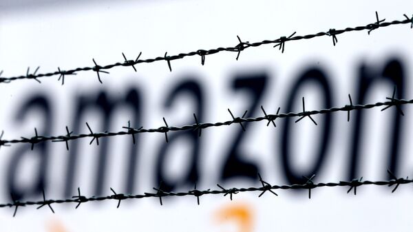 The internet trader Amazon logo is seen behind barbed wire at the company's logistic center in Rheinberg,Germany, Tuesday, Feb.19, 2013. - Sputnik 日本