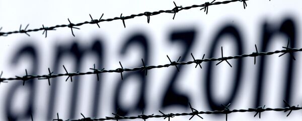 The internet trader Amazon logo is seen behind barbed wire at the company's logistic center in Rheinberg,Germany, Tuesday, Feb.19, 2013. - Sputnik 日本