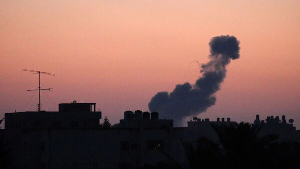 Дым после авиаобстрела израильскими ВВС Сектора Газа - Sputnik 日本