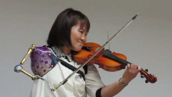 Стоп-кадр из видео с выступления однорукой скрипачки из Японии Манами Ито - Sputnik 日本