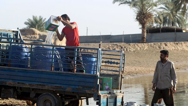 Мужчины собирают воду из реки Евфрат к югу от Багдада, Ирак - Sputnik 日本