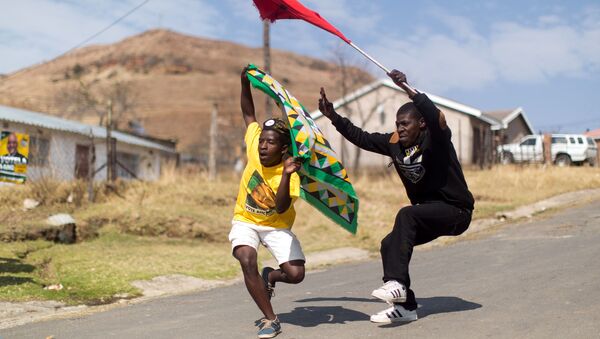 Сторонник Аф­ри­канс­кого на­ци­о­наль­ного конг­ресса и сторонник Юж­но-Аф­ри­канс­кой ком­му­нис­ти­чес­кой пар­тии поют и танцуют на муниципальных выборах в ЮАР - Sputnik 日本