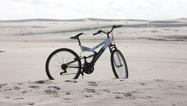 Велосипед в пустыне. Архивное фото - Sputnik 日本
