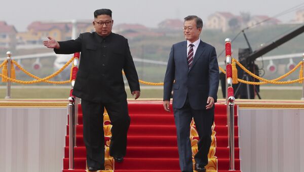 El líder de Corea del Norte, Kim Jong-un, y el presidente de Corea del Sur, Moon Jae-in - Sputnik 日本