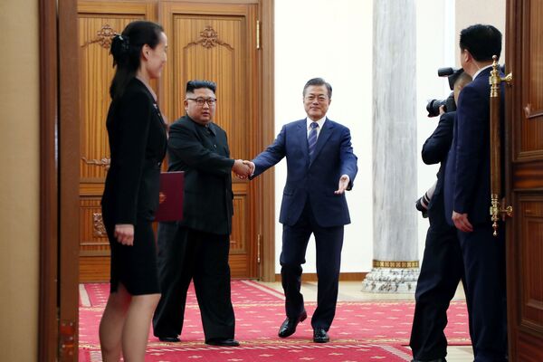 朝鮮民主主義人民共和国（北朝鮮）の金正恩委員長と韓国の文在寅大統領 「平壌共同宣言」にこれから署名を行う - Sputnik 日本