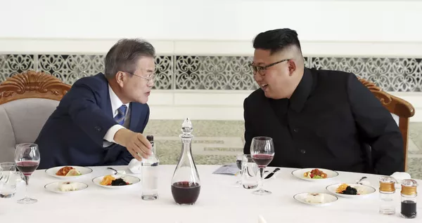 朝鮮民主主義人民共和国(北朝鮮)の金正恩委員長と韓国の文在寅大統領はレストランにて 朝鮮民主主義人民共和国(北朝鮮)の金正恩委員長と韓国の文在寅大統領はレストランにて - Sputnik 日本