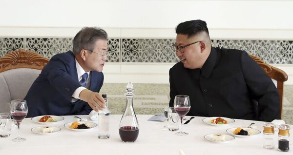 朝鮮民主主義人民共和国（北朝鮮）の金正恩委員長と韓国の文在寅大統領はレストランにて - Sputnik 日本